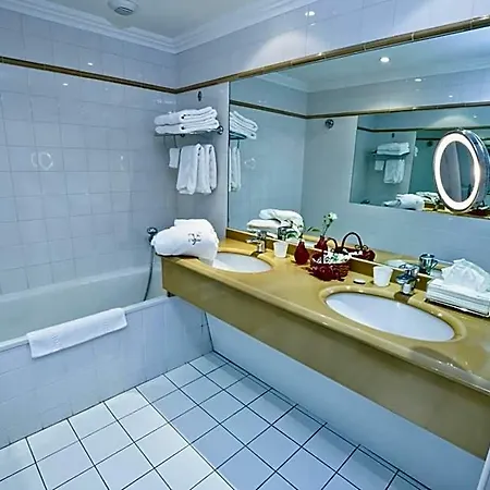 Hotel L'yeuse - Les Collectionneurs Châteaubernard
